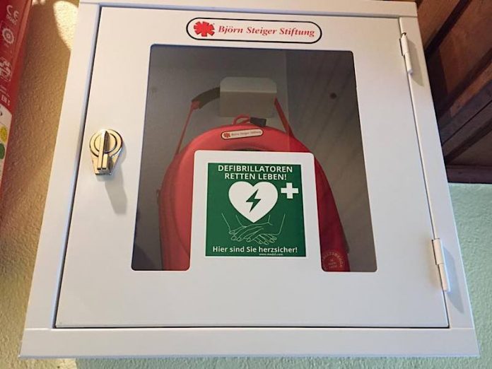 Der AED in der Wolfschluchthütte (Foto: PWV Esthal)