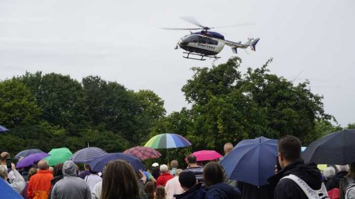 Immer ein Zuschauermagnet - Hubschrauber im Anflug