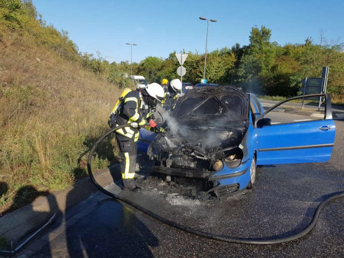 An dem VW Polo entstand wirtschaftlicher Totalschaden (Foto: Feuerwehr Neustadt)