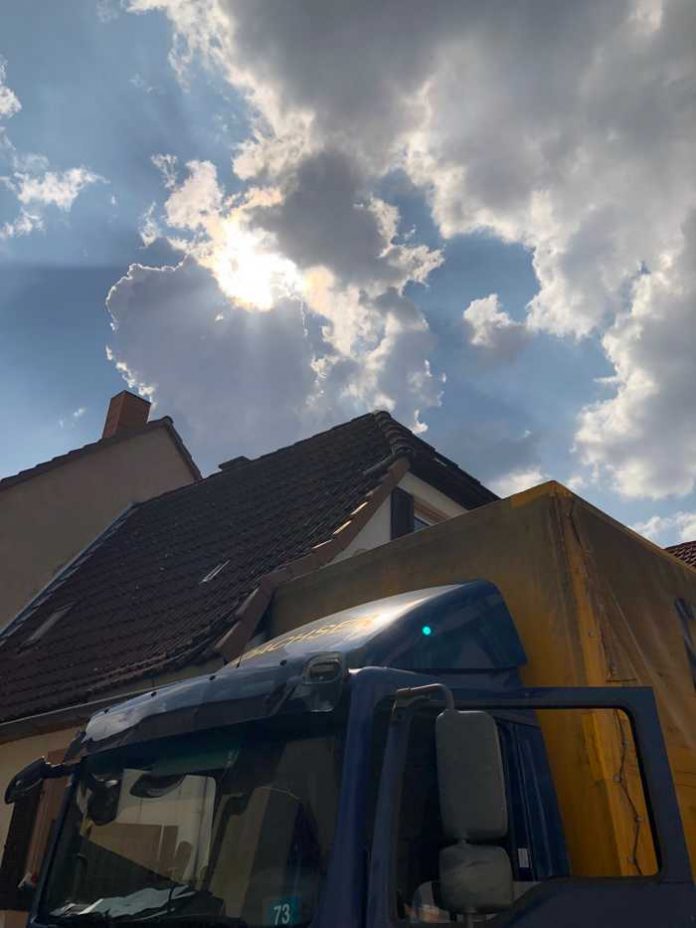 LKW hebt Dach an LKW hebt Dach an