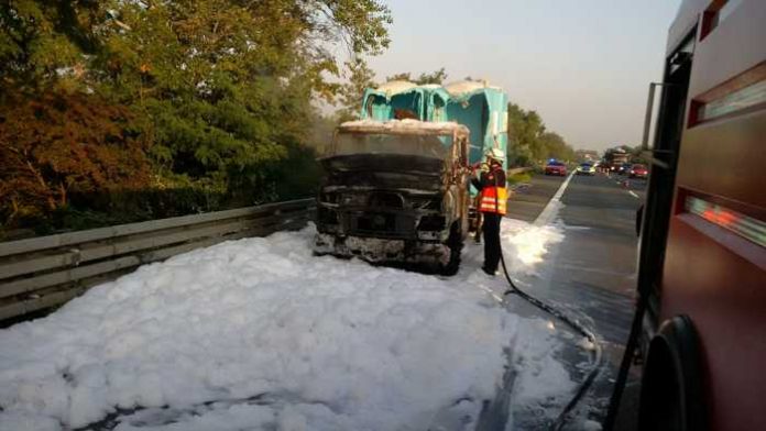 Mit mobilen Toiletten beladener Transporter brennt auf der A 67 Mit mobilen Toiletten beladener Transporter brennt auf der A 67