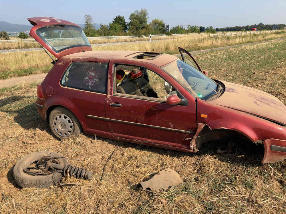 Der PKW der Unfallverursacherin (Foto: Feuerwehr Neustadt)