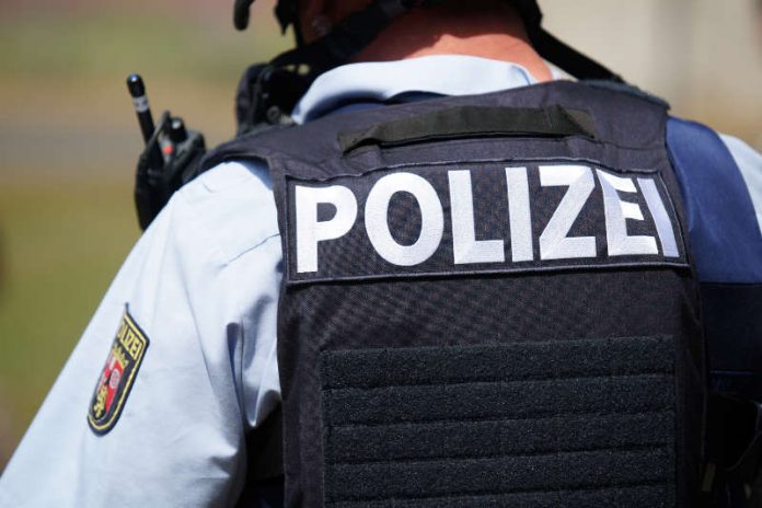 Polizist mit ballistischer Schutzweste (Foto: Holger Knecht)