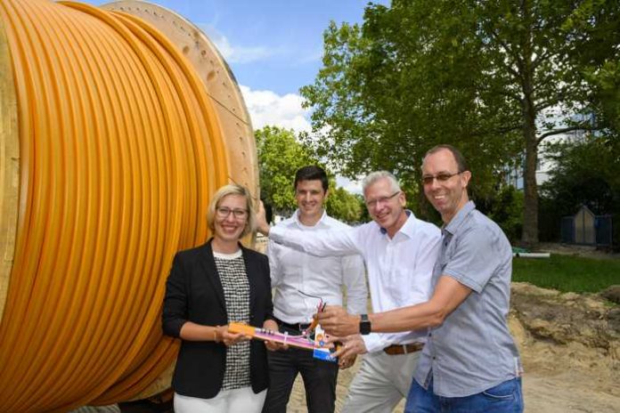 Gemeinsamer Kick-off für Glasfaser: v. l. OB Stefanie Seiler (Stadt Speyer), Projektleiter Georg Weyrich (SWS), Geschäftsführer Wolfgang Bühring (SWS) und Techniker Stephan Rosenow (SWS)  - Foto: SWS