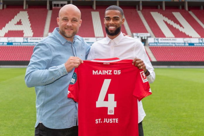 05-Sportvorstand Rouven Schröder (links) und Neuzugang Jeremiah St. Juste mit Trikot (Foto: rscp/Mainz 05)