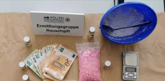 Sichergestelltes Rauschgift, Geld und Waffe