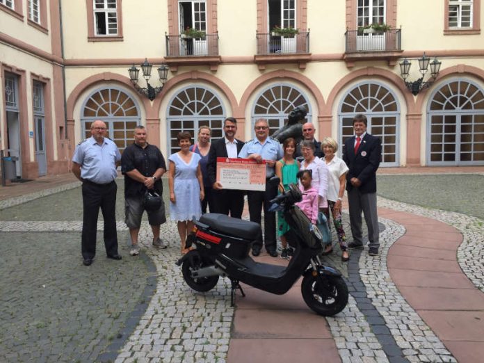 v.l.: Stabsfeldwebel Wolfram Vogt, Ramon Landt, Maria Pflugbeil, Tina Thibodeaux (alle Schubert-Schule), Oberbürgermeister Marc Weigel, Oberstleutnant Jürgen Göbel, Eredesvinda Lopez Herreros, Dr. Ulrike Werland (beide vom Verein für Bildung und Integration), Markus Kruppenbacher (Feuerwehr), Tassilo Willrich (Dt. Rotes Kreuz) (Foto: Stadtverwaltung Neustadt)