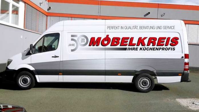 Sprinter mit Firmenaufschrift