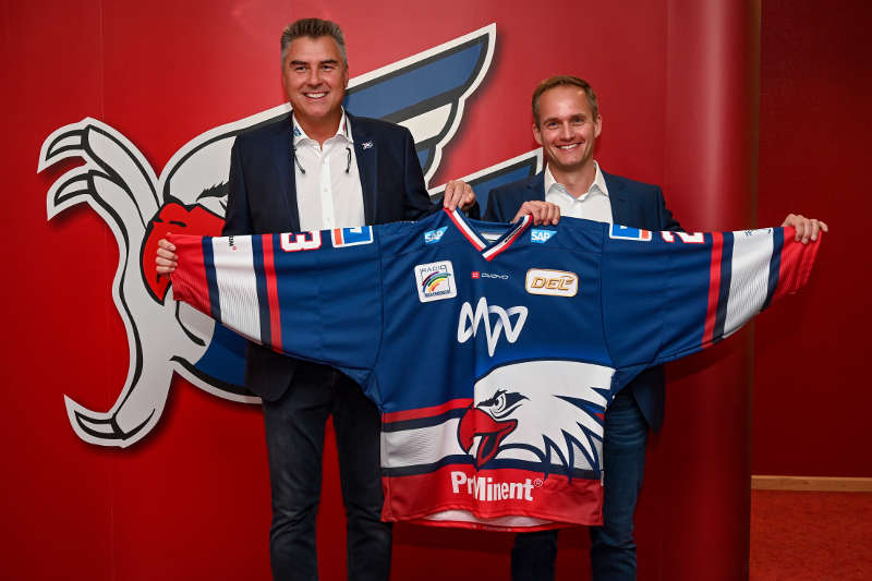 Adler-Geschäftsführer Matthias Binder (links) und Matthias Schöner, Leiter Vertrieb Privat- und Gewerbekunden der MVV. (Foto: AS Sportfoto / Sörli Binder)