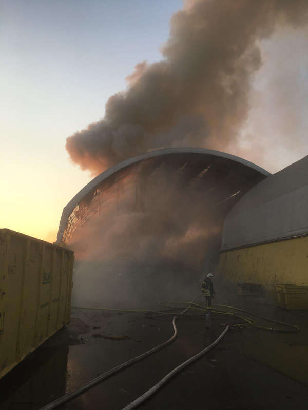 Wertstoffmüll brannte in einer der dortigen Freilufthallen. (Foto: Feuerwehr Rhein-Pfalz-Kreis)