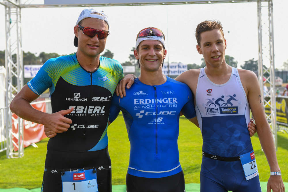 v.l. Julian Erhardt, Frederic Funk und Nicolas Mann beim V-Card Triathlon Viernheim, BASF Triathlon Cup 2019. (Foto: PIX-Sportfotos)