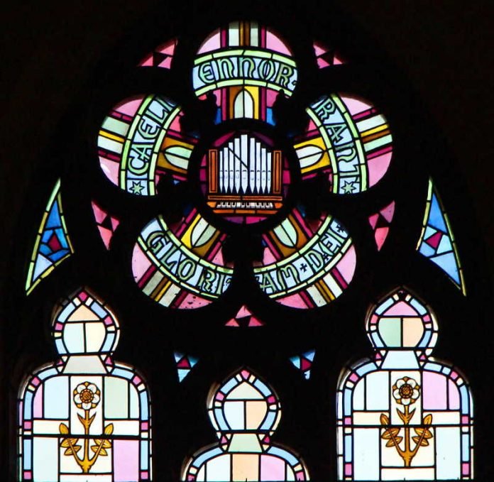 Kirchenfenster der Marienkirche mit Motiven zur Kirchenmusik (Foto: Monika Schappert)
