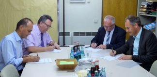 Unterzeichnen die Vereinbarung im Krisenzentrum Limburgerhof: Dr. Fritz Brechtel, Clemens Körner, Hans-Ulrich Ihlenfeld und Dietmar Seefeldt (Foto: Kreisverwaltung Bad Dürkheim)