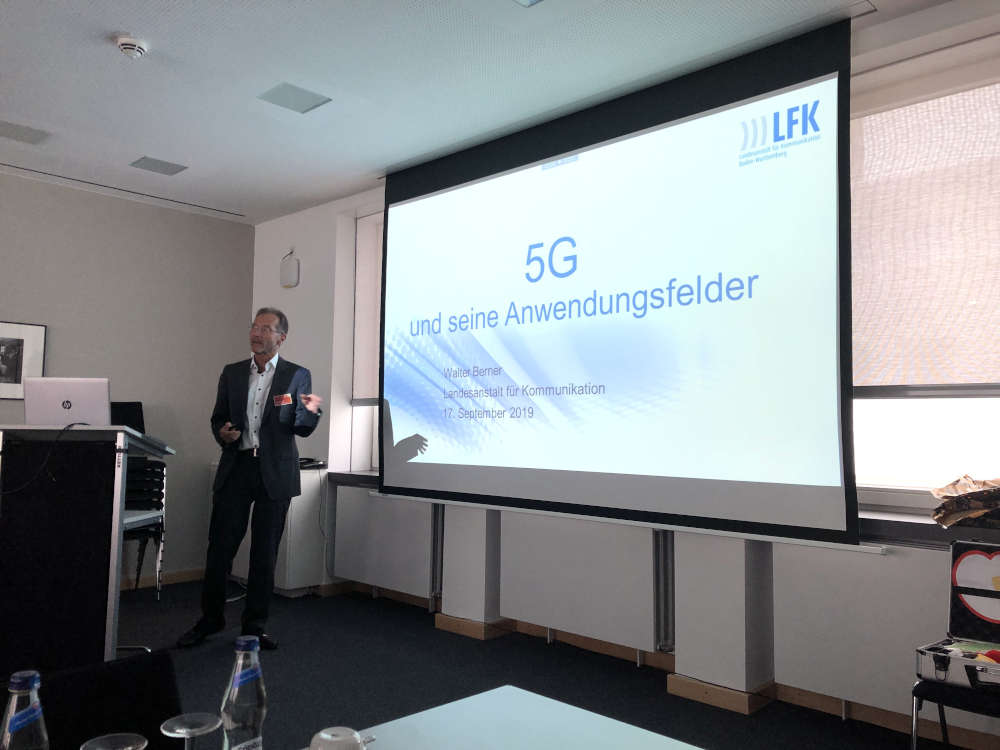 Walter Berner, Leiter der Technikabteilung der Landesanstalt für Kommunikation Baden-Württemberg,gab einen Überblick über neue Anwendungsfelder des 5G-Netzes (Quelle: TRK GmbH)