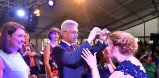 Oberbürgermeister Peter Feldmann kürt die neue Apfelweinkönigin Sissy I (Foto: Rainer Rüffer)