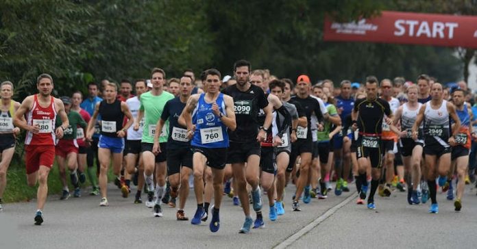 Gemeinsamer Start über 10 und 21,1 Kilometer (Foto: Veranstalter/TSV 05 Rot)