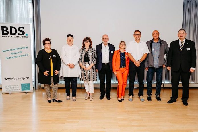 Manuela Baldauf, Verena Kiy, Sabine Vogt, Norbert Schneider, Liliana Gatterer, Christian Wolf, Ralf Bastian, Joachim Schneider. (Foto: Martin Koch)