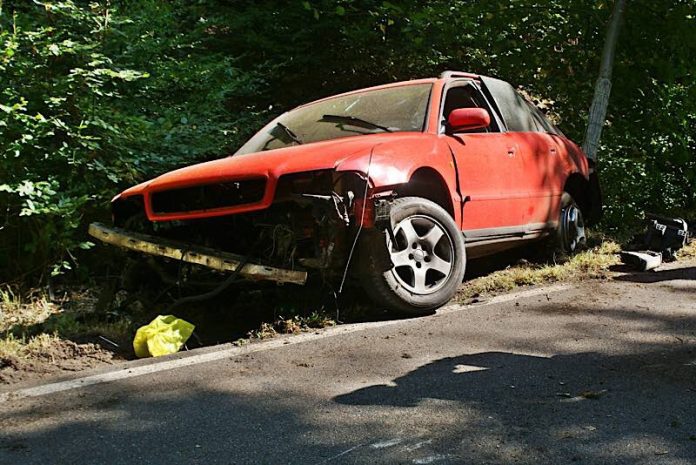 Der verunfallte PKW (Foto: Presseteam der Feuerwehr VG Lambrecht)