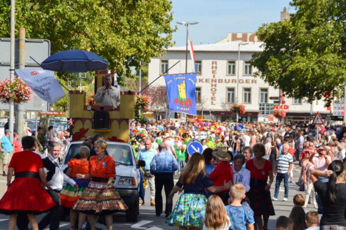 Buntes Treiben beim Winzerfestumzug (Foto: Archiv Stadt Bingen) Buntes Treiben beim Winzerfestumzug (Foto: Archiv Stadt Bingen)