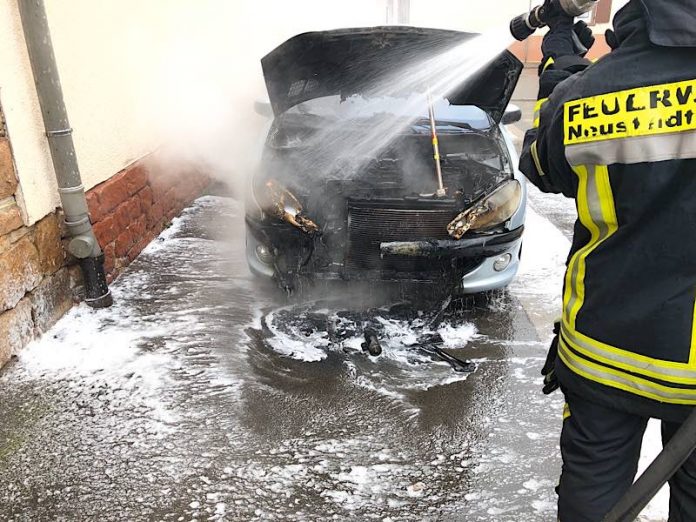 Motorbrand eines PKW (Foto: Feuerwehr Neustadt)