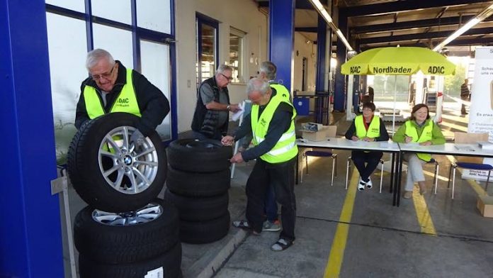 Alle Reifen werden von den Experten gründlich auf ihre Verkehrstauglichkeit geprüft, bevor sie auf der Winterreifenbörse zum Verkauf angeboten werden dürfen. (Foto: ADAC Nordbaden)