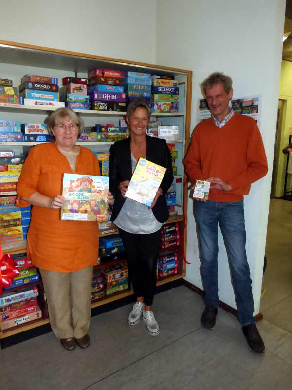 Eiweihung Ludothek Bürgermeisterin Beate Kimmel mit Franz Josef Huschens und Jutta Lingohr.