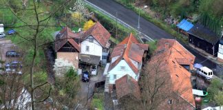 Die Wappenschmiede in der Mitte mit dem angebauten Holzschuppen der Sägemühle. Das gesamte Mühlenensemble genießt inzwischen Denkmalschutz. (Foto: Benno Münch)