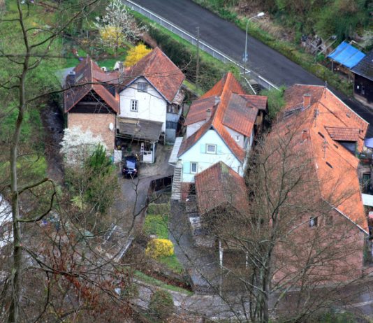 Die Wappenschmiede in der Mitte mit dem angebauten Holzschuppen der Sägemühle. Das gesamte Mühlenensemble genießt inzwischen Denkmalschutz. (Foto: Benno Münch)