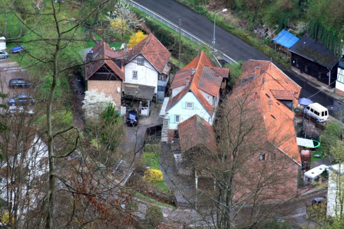 Die Wappenschmiede in der Mitte mit dem angebauten Holzschuppen der Sägemühle. Das gesamte Mühlenensemble genießt inzwischen Denkmalschutz. (Foto: Benno Münch)