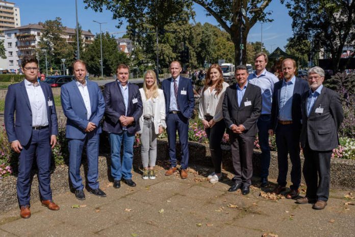 v.l.: Thorben Meier, B.Eng. (Institut für Thermodynamik, Energieverfahrenstechnik und Systemanalyse), Jörg Balow VDI EUR ING (Leiter Elektrotechnik und Gebäudeautomation Arup Deutschland GmbH), Dipl.-Ing. Michael Gunter (Vorsitzender Fachgruppe Energieeffizienz der Ingenieurkammer Hessen), Chantal Stamm, B.Eng. (EnEV-Kontrollstelle Ingenieurkammer Hessen), Dipl.-Ing. (FH) Peter Starfinger (Geschäftsführer Ingenieurkammer Hessen und Leiter EnEV-Kontrollstelle Ingenieurkammer Hessen), Valeria Janke, B.A. (Ingenieur-Akademie Hessen GmbH), Prof. Dr. Konstantinos Stergiaropoulos (Universität Stuttgart), Mark Bouman, MBA (Geschäftsführer Ingenieur-Akademie Hessen GmbH), Dr. Martin Sabel (Geschäftsführer Bundesverband Wärmepumpe e.V.), Dr. Falk Auer (Co-Autor des 