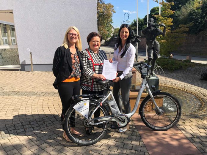 Große Freude über den Zuwendungsbescheid (v.l.): Klimaschutzmanagerin Bärbel Domanetzki, Anita Schäfer MdB und Bürgermeisterin Anja Pfeiffer