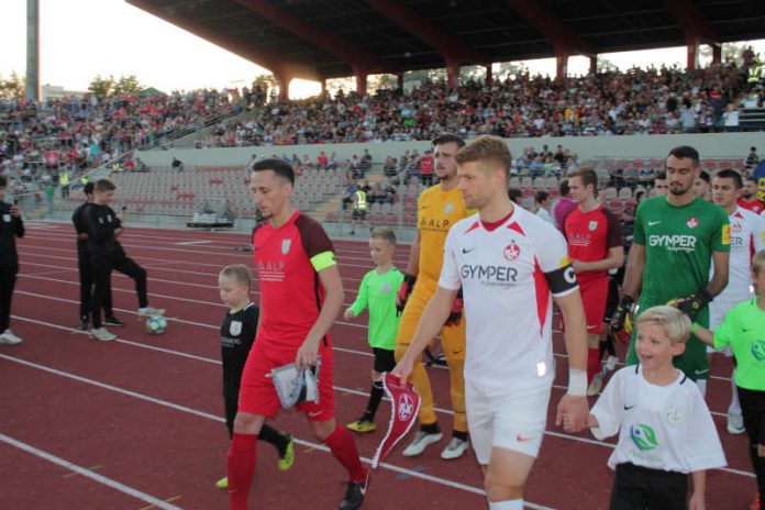 Der 1. FC Kaiserslautern (weiße Trikots) gewann das Pokalspiel gegen Phönix Schifferstadt mit 6:0 (Foto: Michael Sonnick)