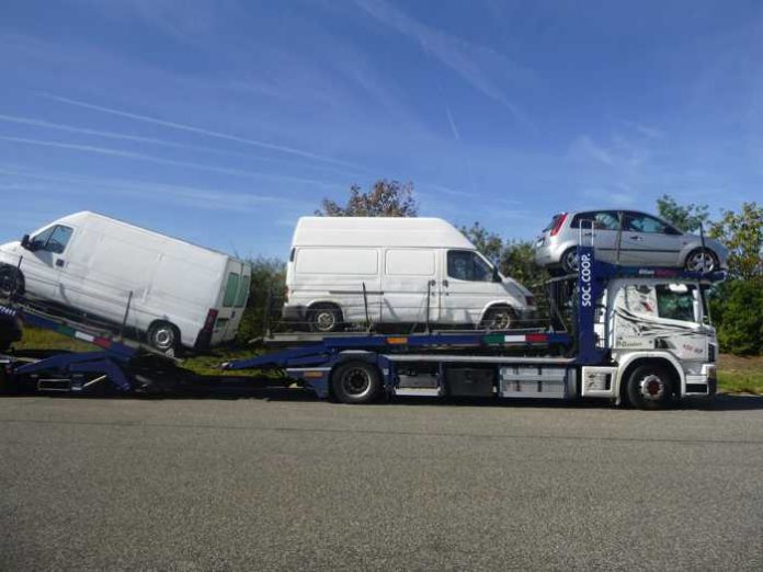 Illegaler Abfalltransport getarnt in Schrott-Autos