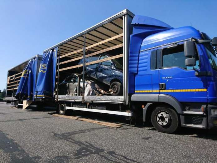 LKW hat Schrottfahrzeuge geladen