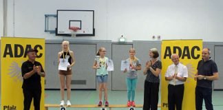 Siegerehrung der Mädchen Gruppe III: Lea Ptak auf Platz 2,Emilia Janz auf Platz 1, Xenia Küster auf Platz 3. Es gratulieren (v.l.n.r.) Gerd Strasser, Vorsitzender des ADAC Ortsclubs Freinsheim, Judith Hagen, 1. Beigeordnete der Stadt Bad Dürkheim, Dr. Volker Kettenring, Verkehrsreferent und Vorstandsmitglied des ADAC Pfalz, und Sven Hoffmann, Beigeordneter des Kreises Bad Dürkheim. (Foto: ADAC Pfalz)