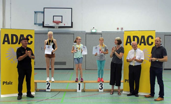 Siegerehrung der Mädchen Gruppe III: Lea Ptak auf Platz 2,Emilia Janz auf Platz 1, Xenia Küster auf Platz 3. Es gratulieren (v.l.n.r.) Gerd Strasser, Vorsitzender des ADAC Ortsclubs Freinsheim, Judith Hagen, 1. Beigeordnete der Stadt Bad Dürkheim, Dr. Volker Kettenring, Verkehrsreferent und Vorstandsmitglied des ADAC Pfalz, und Sven Hoffmann, Beigeordneter des Kreises Bad Dürkheim. (Foto: ADAC Pfalz)