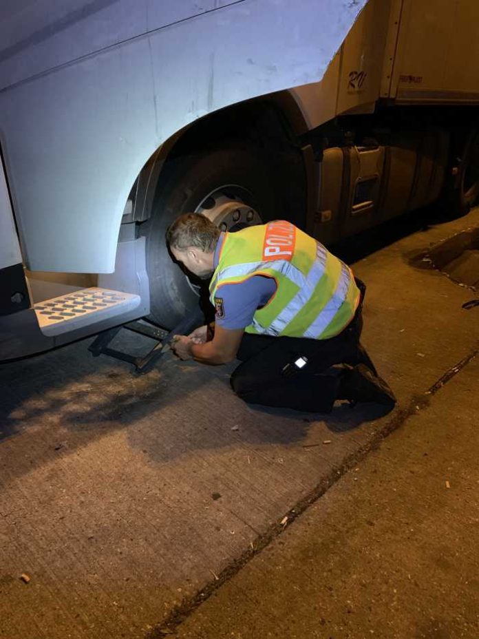 Parkkralle wird an LKW angelegt Parkkralle wird an LKW angelegt