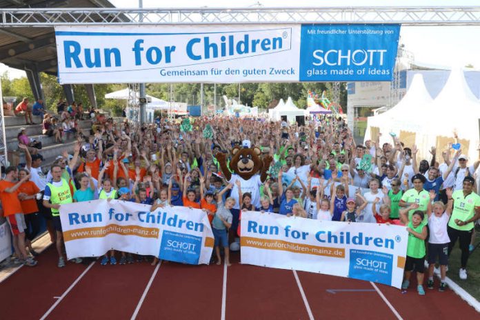 Geschafft aber glücklich nach dem Zieleinlauf: 2.300 Teilnehmer erliefen eine Spendensumme von 200.000 Euro. (Foto: SCHOTT / Alexander Sell)