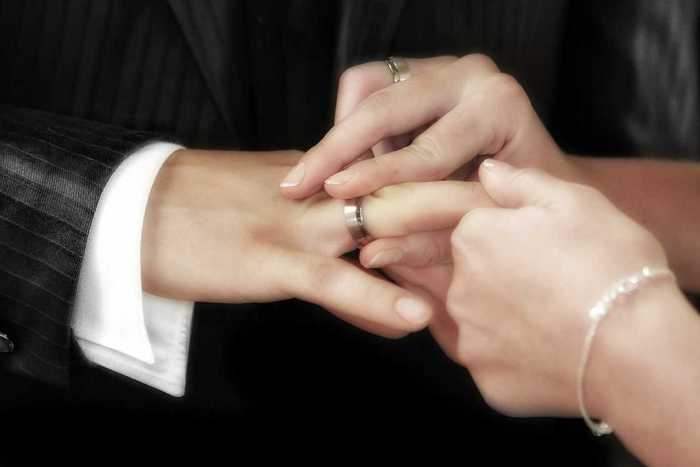 Symbolbild, Hochzeit, Hände, Ring anstecken, Mann, Frau © Frank Winkler on Pixabay
