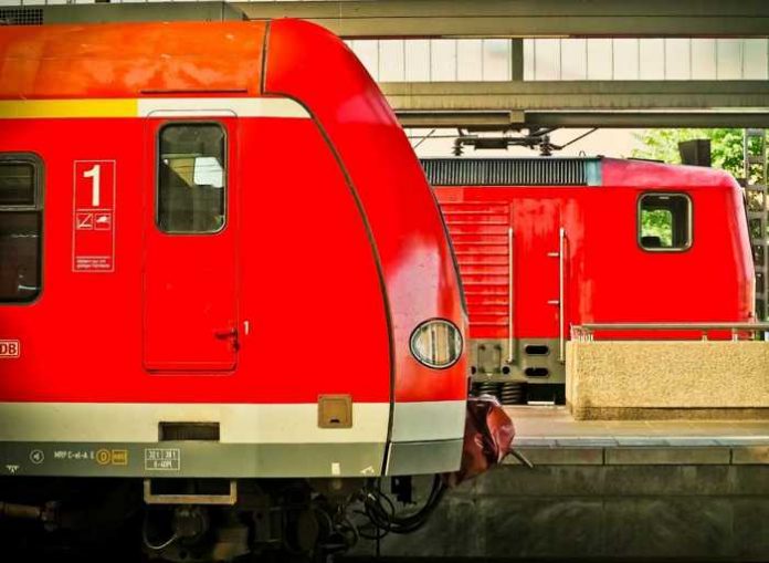 Symbolbild, Zug, Bahn, Lok, S-Bahn, Gleise, Haltestelle, Überdacht, 2 Zuege_ (pxhere)
