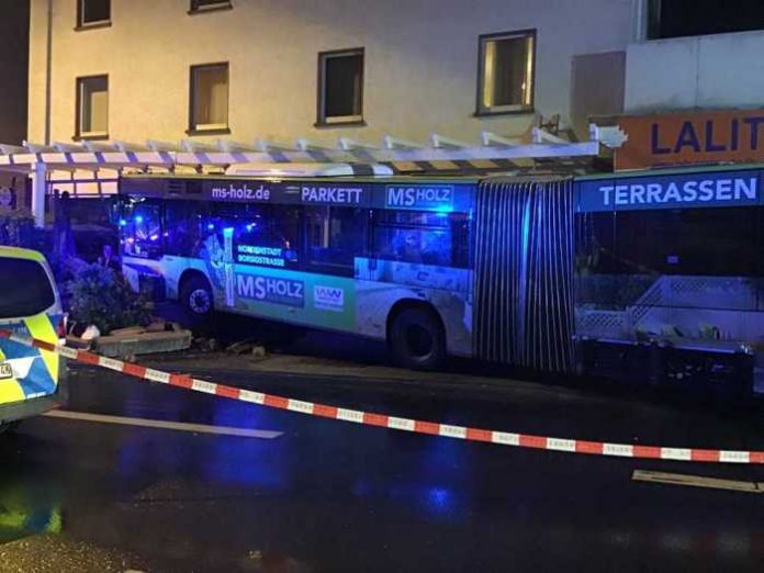 Unfall mit Bus © Feuerwehr Wiesbaden