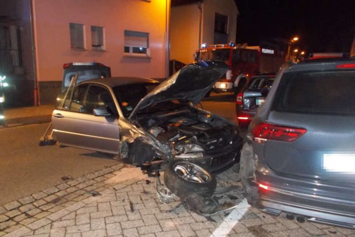 Der BMW kam von der Fahrbahn ab und kollidierte mit einem geparkten Pkw, der auf zwei weitere Fahrzeuge geschoben wurde (Foto: Polizei RLP)