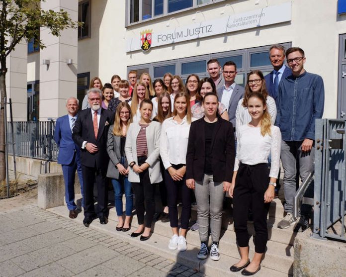 Das Bild zeigt die Anwärterinnen und Anwärter mit Herrn Thurn, Minister Mertin (vorne links) und Herrn Doll (hinten rechts). (Foto: Ministerium)