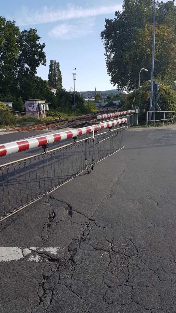 pol-pdkh-fahrzeug-besch-digt-bahnschranke-und-fl-chtet