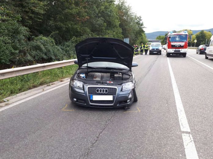 Der unfallbeteiligte Audi auf der B 38 (Foto: Polizei RLP) Der unfallbeteiligte Audi auf der B 38 (Foto: Polizei RLP)