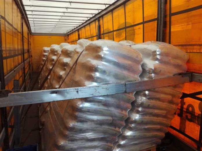 17 Tonnen Pellets falsch gesichert. Erst musste umgeladen, dann neu gesichert werden. 17 Tonnen Pellets falsch gesichert. Erst musste umgeladen, dann neu gesichert werden.