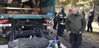 Thomas Guindeuil vom sechsköpfigen Team des Kampfmittelräumdiensts erläuterte nach der geglückten Entschärfung den Hergang. (Foto: Stadt Kaiserslautern)