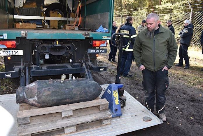 Thomas Guindeuil vom sechsköpfigen Team des Kampfmittelräumdiensts erläuterte nach der geglückten Entschärfung den Hergang. (Foto: Stadt Kaiserslautern)