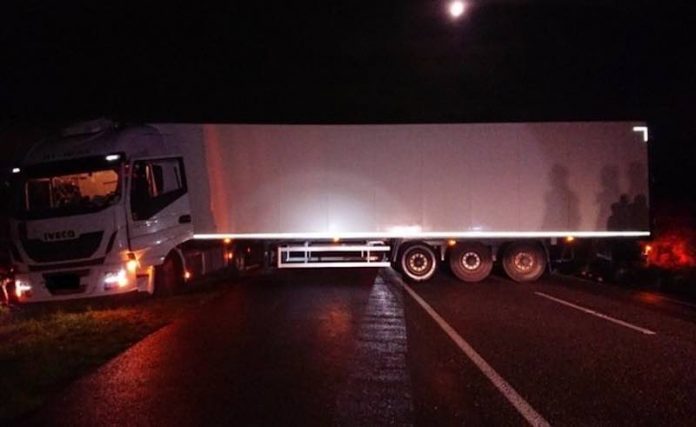 Der festgefahrene LKW (Foto: Polizei RLP)