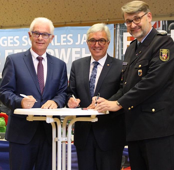 Minister Lewentz mit Manfred Breitbach und Frank Hachemer (Foto: MdI RLP)